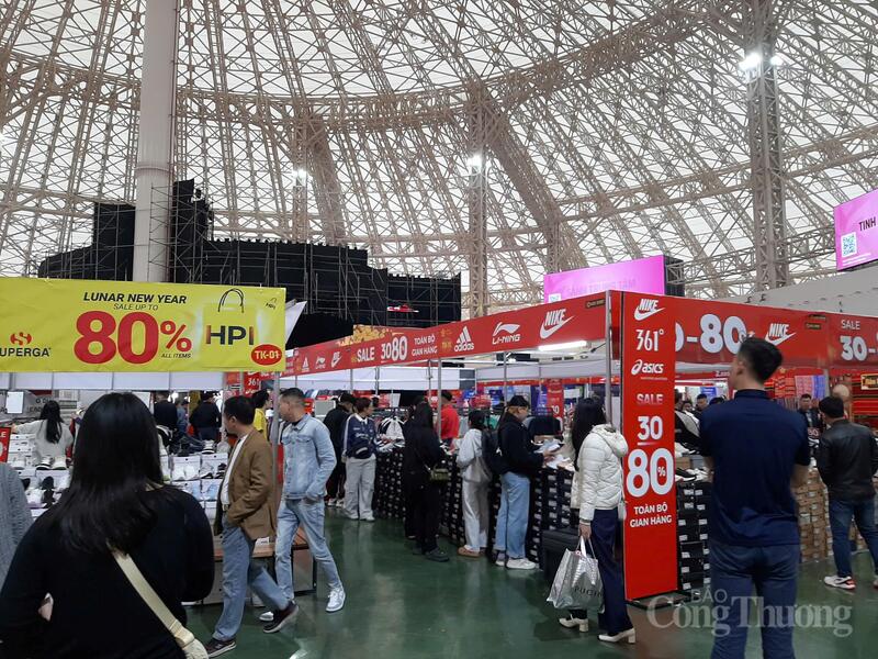 Ngày 8/2, Hội chợ Mùa Xuân tung loạt ưu đãi, giảm giá đến 70% nhiều mặt hàng; trong đó có thương hiệu từ May Sài Đồng, Gỗ Woodsland, gỗ Minh Long... Ảnh: N.H
