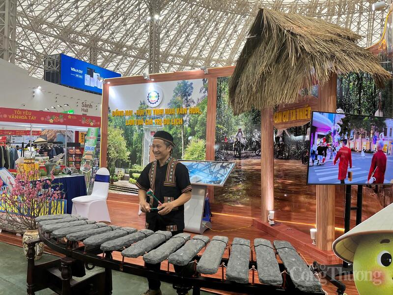 Nghệ nhân Nguyễn Duy Thảo biểu diễn đàn đá tại Hội chợ mùa Xuân.