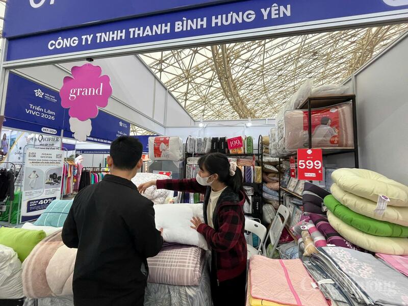 Khách hàng mua sắm tại gian hàng. Ảnh: P.C