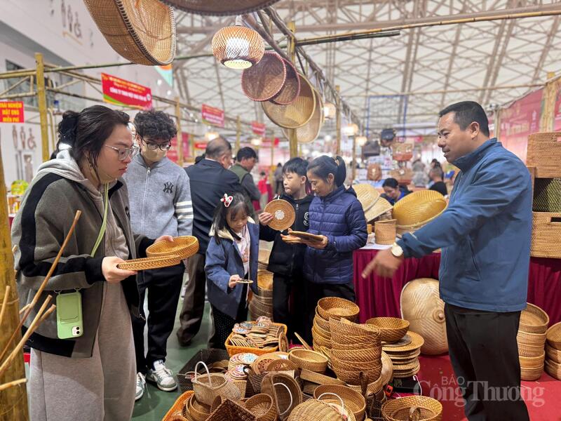 Gian hàng mây tre đan cũng được đông đảo người tiêu dùng, khách tham quan ghé thăm...