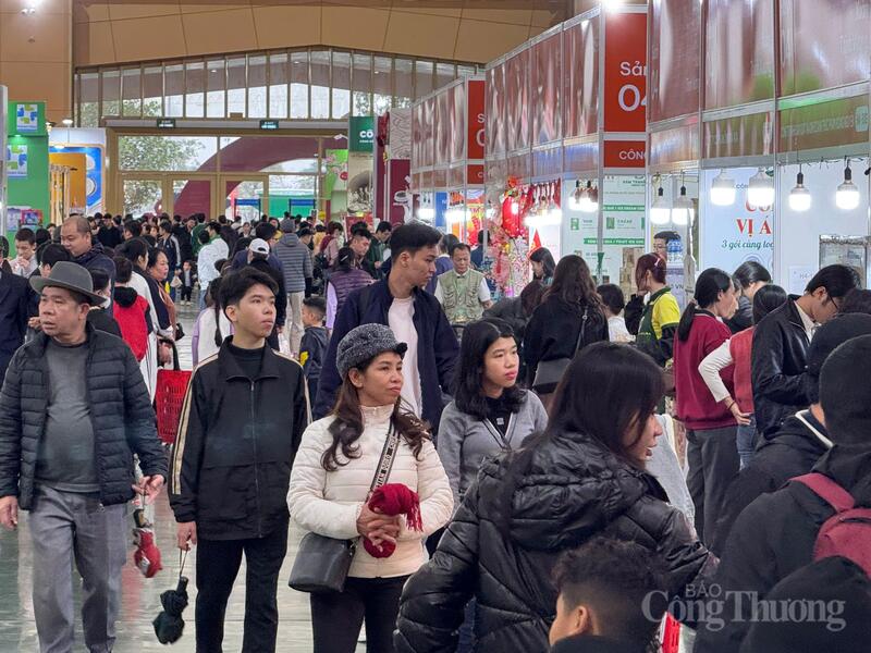 Hàng ngàn người đổ về Hội chợ Mùa Xuân, sức mua 'nóng' lên từng giờ - 12