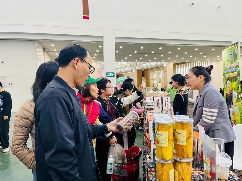 Các đặc sản vùng miền cũng là một thức quà hấp dẫn khi khách đến chơi nhà đón xuân.