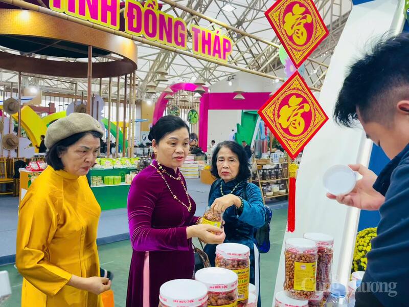 Sản phẩm chế biến sẵn thu hút người tiêu dùng mua sắm cho dịp Tết sắp tới.