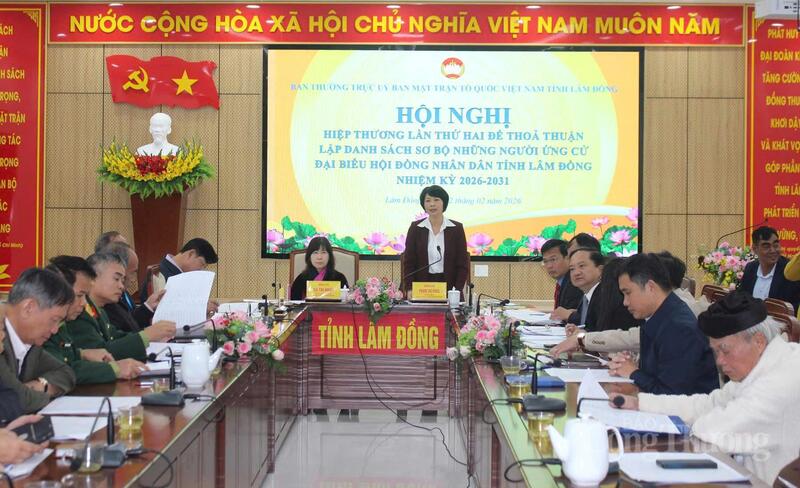 Bà Phạm Thị Phúc - Phó Bí thư Tỉnh ủy, Chủ tịch Ủy ban MTTQ Việt Nam tỉnh Lâm Đồng phát biểu tại Hội nghị Hiệp thương lần 2. Ảnh: Minh An
