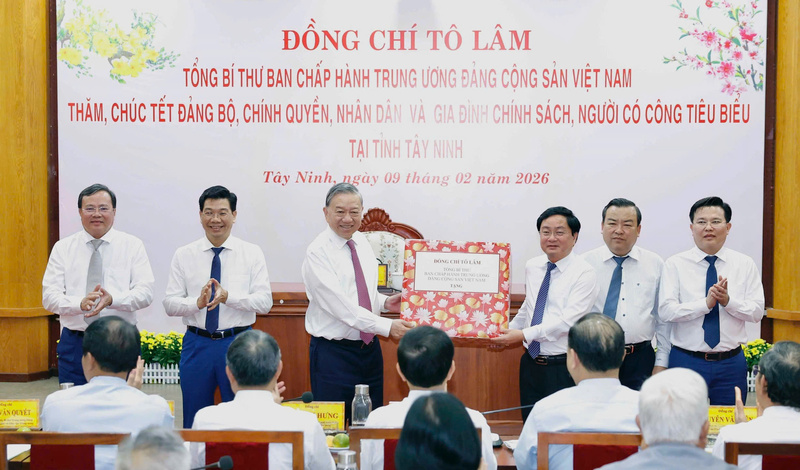 Tổng Bí thư Tô Lâm đã trao quà cho Đảng bộ tỉnh Tây Ninh và tặng quà động viên các gia đình chính sách, người có công tiêu biểu trên địa bàn.