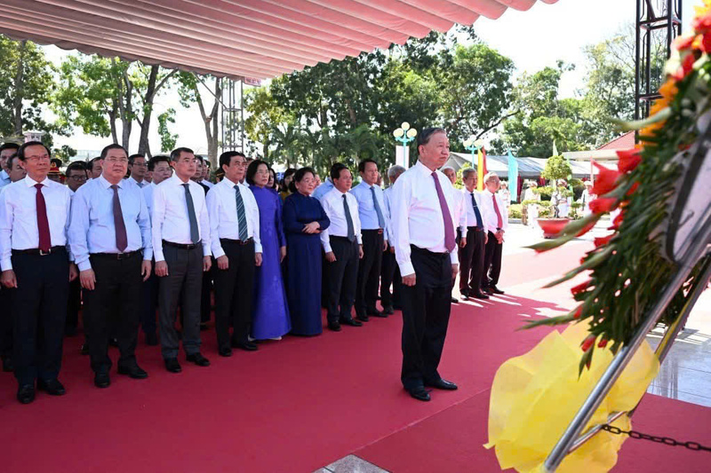 Tổng Bí thư Tô Lâm cùng Đoàn công tác Trung ương và lãnh đạo tỉnh Tây Ninh đã đến dâng hoa, dâng hương tưởng niệm các anh hùng liệt sĩ tại Nghĩa trang liệt sĩ Trà Võ (Tỉnh Tây Ninh).