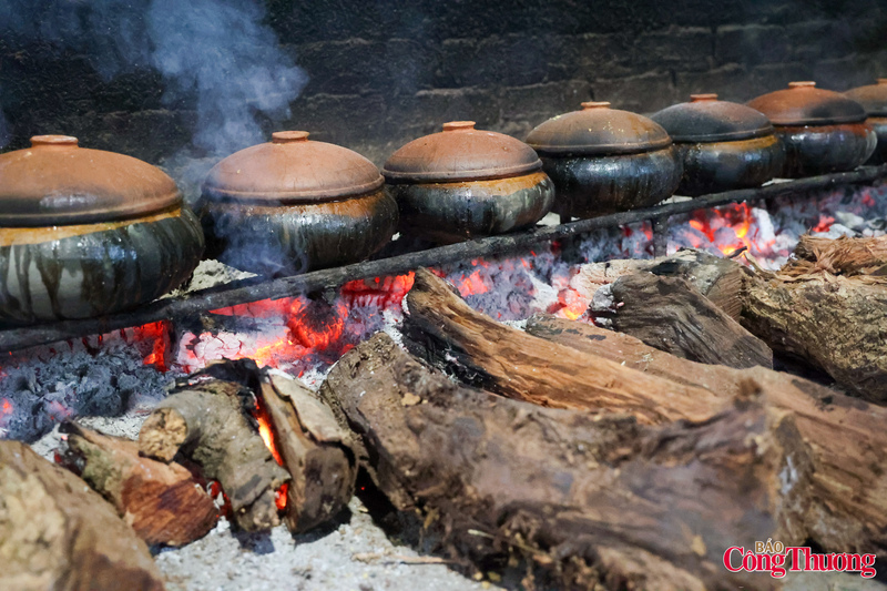 Món cá kho làng Vũ Đại, một biểu tượng ẩm thực của tỉnh Ninh Bình, không chỉ làm say lòng biết bao thực khách trong nước mà còn đang từng bước chinh phục thị trường quốc tế. Với quy trình chế biến công phu và hương vị đậm đà khó quên, cá kho làng Vũ Đại đã trở thành một trong những đặc sản Việt Nam được ưa chuộng và Liên Minh Truyền Thông Và Game Giải Trí Top 1 ra nước ngoài, mang theo câu chuyện văn hóa và tinh hoa ẩm thực dân tộc.