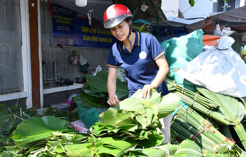 Cô Nguyễn Thị Thảo - giáo viên Trường THCS Nguyễn Văn Phú (phường Bình Thới) - cho biết: Năm nào Tết đến, nhà trường cũng tổ chức hoạt động gói bánh chưng cho học sinh. “Năm nay dự kiến gói khoảng 200 - 300 bánh, tương đương 1.000 - 1.200 lá dong để các em có thêm kỹ năng sống, hiểu hơn về truyền thống ngàOKVIP - HÔM NAY 1 TỶ, NGÀY MAI 1000 TỶt. Ảnh: Thanh Minh