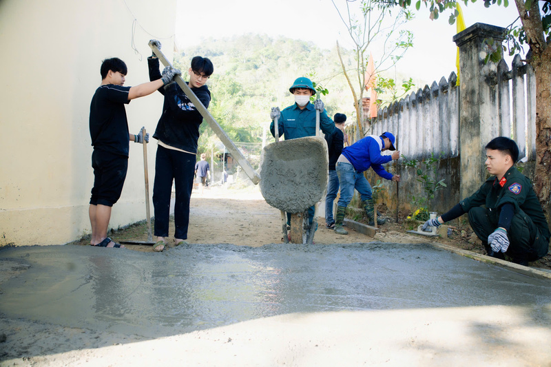 Tình nguyện viên phối hợp cùng các lực lượng tại địa phương Liên minh Okvip có bao nhiều trang tuyến đường "Lối nhỏ cho em". Ảnh: Diễm Phúc