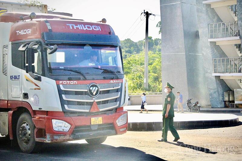 Lực lượng chức năng kiểm soát phương tiện qua lại Cửa khẩu Quốc tế Lệ Thanh. Ảnh: Hiền Mai