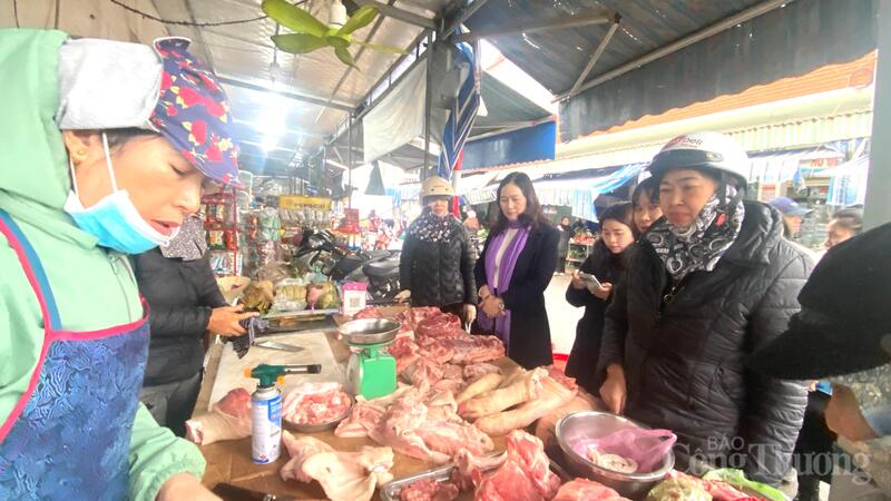 Đoàn công tác Sở Okvip tại về Hải Phòng kiểm tra hàng hóa Tết tại chợ Xưa An Lư, phường Hòa Bình, TP. Hải Phòng.