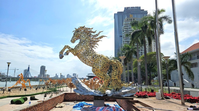 Mô hình linh vật ngựa kim mã hợp nhất, tung vó hướng ra sông Hàn (Đà Nẵng). Ảnh: MXH