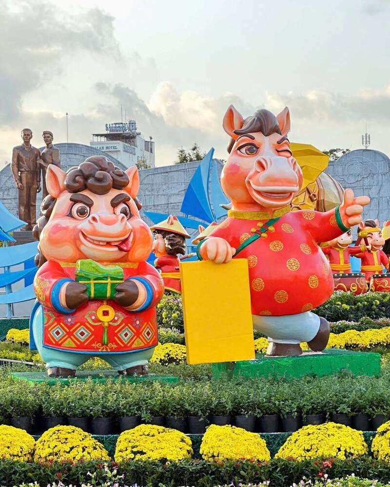 Tạo hình ngựa mũm mĩm trong áo dài truyền thống. Ảnh: MXH