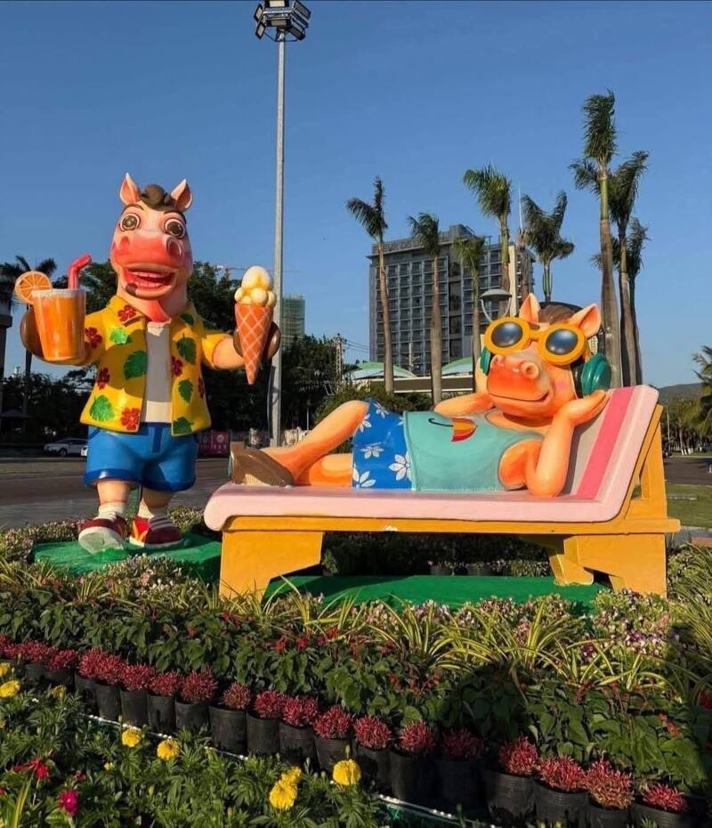 Ngựa nghỉ dưỡng đi biển góp phần tạo nên một tổng thể sinh động, hấp dẫn mọi lứa tuổi, đặc biệt là giới trẻ thích “sống ảo”. Ảnh: MXH