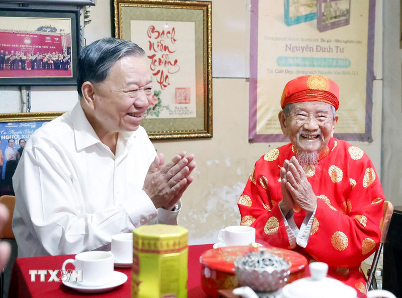 Tổng Bí thư Tô Lâm đến thăm chúc Tết nhà nghiên cứu Nguyễn Đình Tư, 106 tuổi, người có nhiều công trình nghiên cứu về sử học, văn hóa có giá trị. Ảnh: Thống Nhất/TTXVN