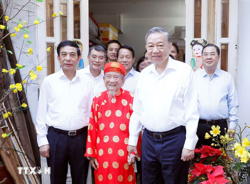 Tổng Bí thư Tô Lâm đến thăm chúc Tết nhà nghiên cứu Nguyễn Đình Tư. Ảnh: Thống Nhất/TTXVN