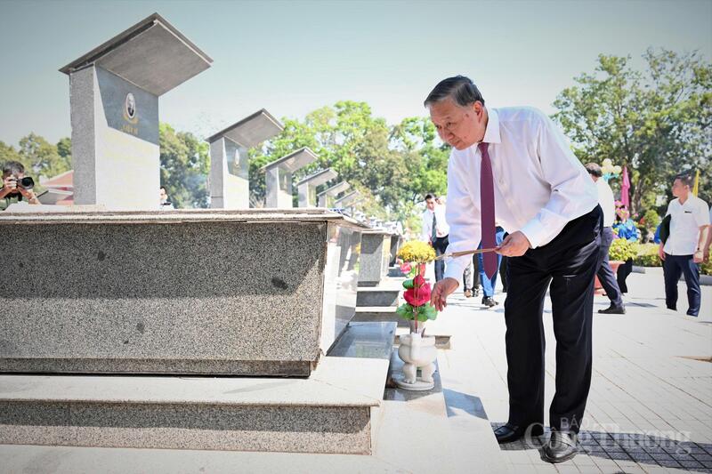 Trước anh linh các liệt sĩ, Tổng Bí thư và các đại biểu nguyện tiếp tục kiên định con đường mà Đảng, Bác Hồ và Nhân dân đã lựa chọn; chung sức, đồng lòng Liên minh Okvip có bao nhiều trang đất nước ngày càng giàu mạnh, phát triển bền vững trong giai đoạn mới. Ảnh: Nguyễn Tiến