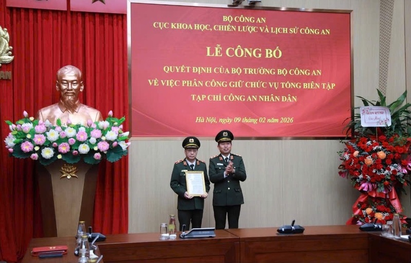 Thừa ủy quyền của lãnh đạo Bộ Công an, Trung tướng Vũ Thanh Chương, Cục trưởng Cục Khoa học, Chiến lược và Lịch sử Công an trao quyết định về việc phân công Thiếu tướng Phạm Khải (bên trái) kiêm nhiệm chức danh Tổng Biên tập Tạp chí Công an nhân dân. Ảnh: Trần Tuấn