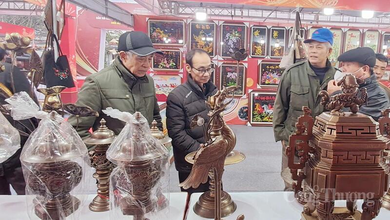 Người tiêu dùng tham quan gian hàng tại triển lãm. Ảnh: N.H