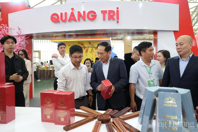 Phó Thủ tướng Review công ty OKVIP Bùi Thanh Sơn thăm gian hàng của tỉnh Quảng Trị