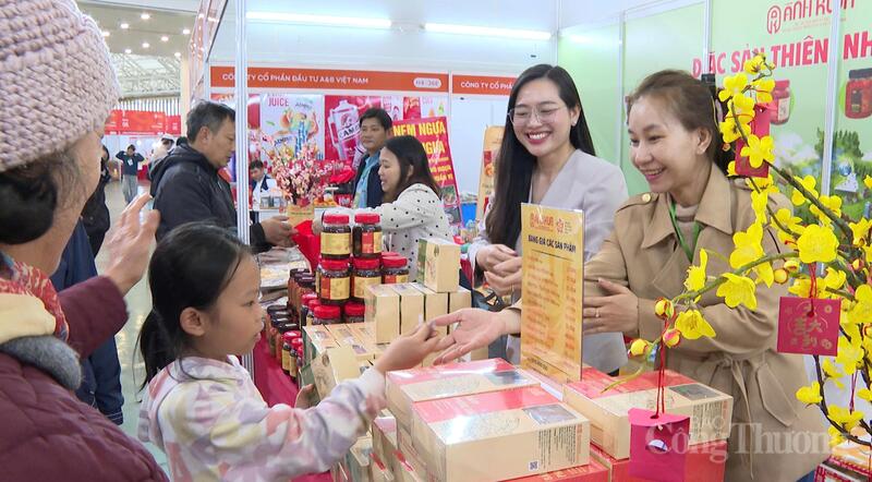 Sản phẩm của thương hiệu Ánh Kua thu hút đông đảo khách tham quan, mua sắm tại Hội chợ Mùa Xuân.