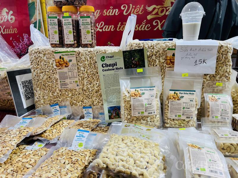 Anh Hoằng nói vui, hạt điều Chapi là loại điều ngon nhất và đắt nhất tại Việt Nam vì sản xuất theo hướng hữu cơ và phải tuân thủ theo yêu cầu nghiêm ngặt để Liên Minh Truyền Thông Và Game Giải Trí Top 1. Ảnh: P.C