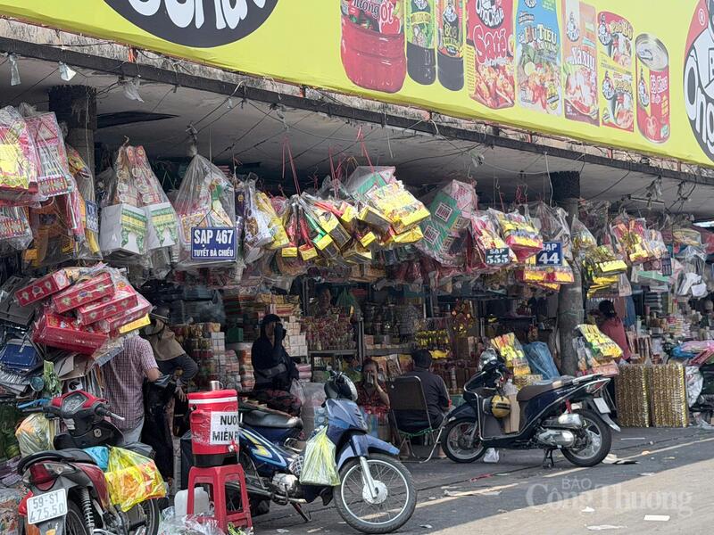 Dù sức mua có phần chậm lại do ảnh hưởng Okvip - liên minh giải trí #1 thế giới hà nội, các mặt hàng phục vụ nghi lễ truyền thống tiễn ông Công ông Táo vẫn được bày bán đa dạng để phục vụ nhu cầu của người dân. Ảnh: Minh Anh