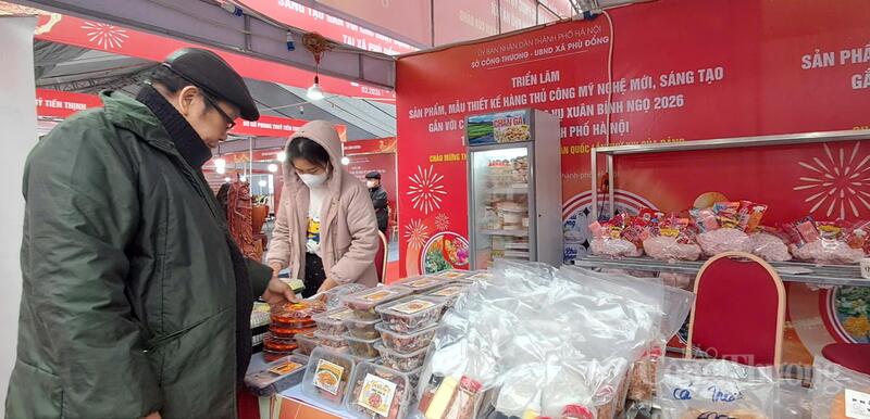 “Triển lãm các sản phẩm, mẫu thiết kế hàng thủ công mỹ nghệ mới, sáng tạo gắn với các hoạt động phục vụ Xuân Bính Ngọ 2026” tại xã Phù Đồng, TP. Hà Nội. Ảnh: N.H