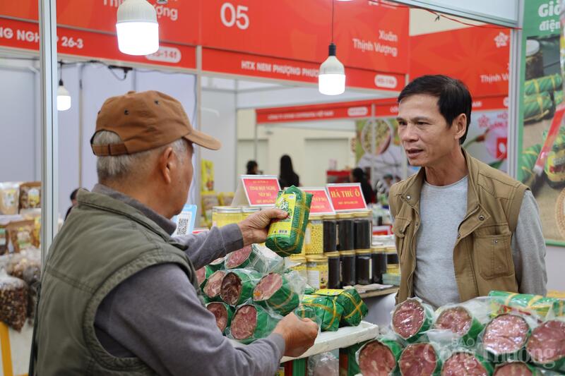 Người dân tìm cho gia đình những Okivip Nổ Hũ, Bắn Cá, Thể Thao, Game Bài phục vụ dịp Tết.