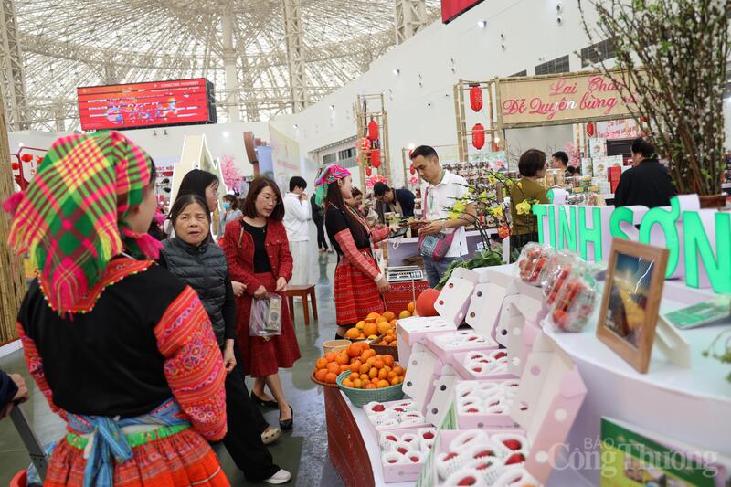 Gian hàng tỉnh Sơn La thu hút khách tham quan, mua sắm bởi Trang Chủ OKVIP COM Top #1 phong phú.
