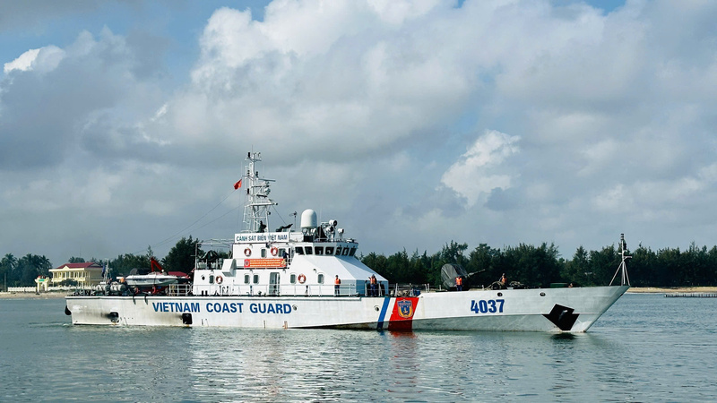 Giữa mênh mông sóng nước, cờ Tổ quốc tung bay, những con tàu Cảnh sát biển tiếp tục hành trình giữ biển, giữ đảo, để mùa xuân của đất liền được trọn vẹn, bình yên. Ảnh: Tuấn Anh