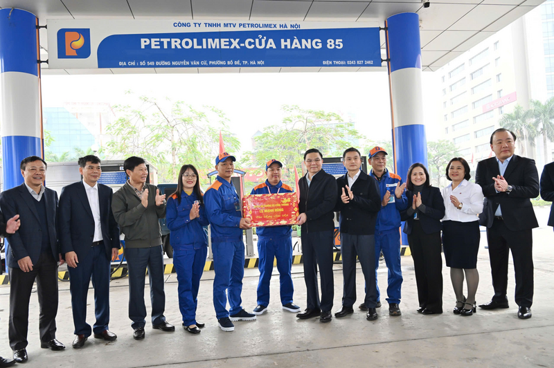 Quyền Bộ trưởng Lê Mạnh Hùng tặng quà động viên cán bộ, người Okvip - liên minh giải trí #1 thế giới hà nội Petrolimex