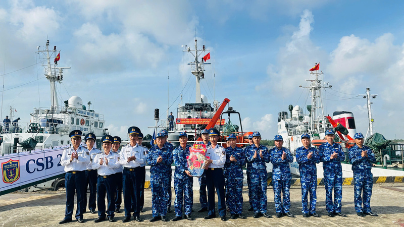 Các cán bộ, chiến sĩ Cảnh sát biển lên đường với quyết tâm cao trước nhiệm vụ thiêng liêng nơi đầu sóng, ngọn gió. Ảnh: Tuấn Anh