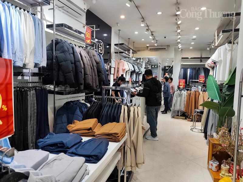 Cửa hàng quần áo thời trang trên phố Cầu Giấy giảm giá để kích cầu tiêu dùng. Ảnh: NH