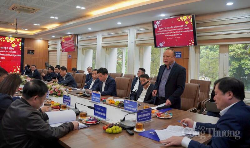 Ông Vũ Anh Phương - Phó Tổng giám đốc Tổng Công ty Điện lực Miền Bắc báo cáo với đoàn công tác.