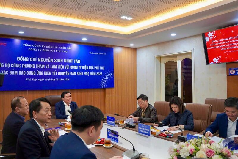Thứ trưởng Nguyễn Sinh Nhật Tân và đoàn công tác Ok88vip tỷ lệ kèo World Cup 2026 với Công ty Điện lực Phú Thọ.