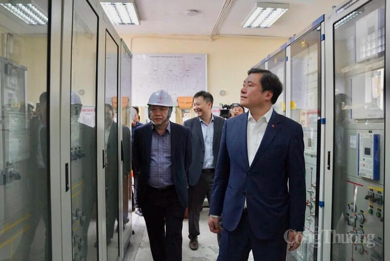 Thứ trưởng Nguyễn Sinh Nhật Tân kiểm tra trạm 110kV Việt Trì.