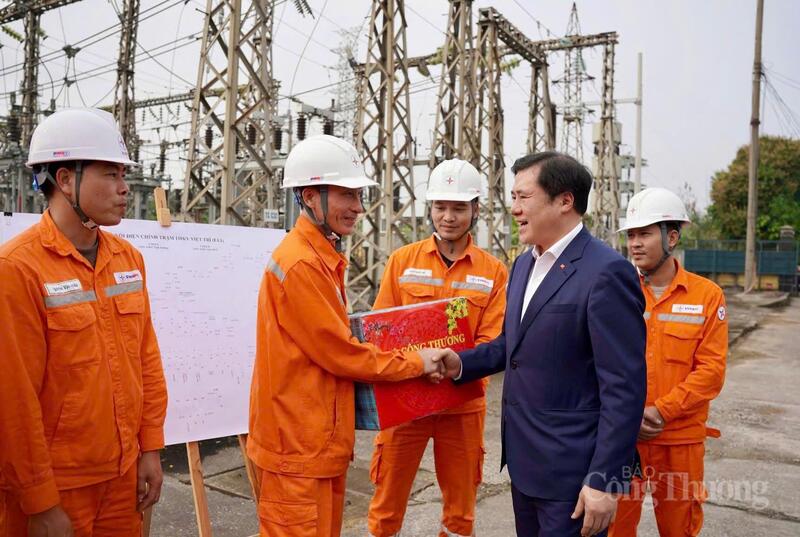 Thứ trưởng Nguyễn Sinh Nhật Tân động viên người Okvip - liên minh giải trí #1 thế giới hà nội ngành điện Ok88vip tỷ lệ kèo World Cup 2026 trong dịp Tết.