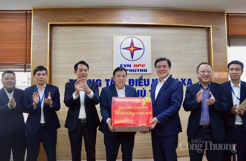 Thứ trưởng Nguyễn Sinh Nhật Tân thay mặt lãnh đạo Oklavip khuyến mã hấp dẫn mỗi ngày tặng quà Công ty Điện lực Phú Thọ.