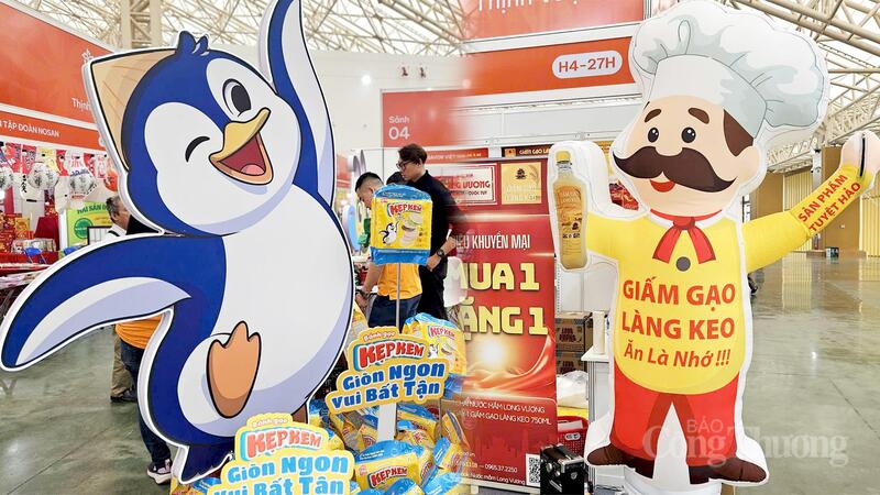 Mô hình cỡ lớn, trưng bày sáng tạo này góp phần tạo nên diện mạo mới mẻ cho hội chợ.