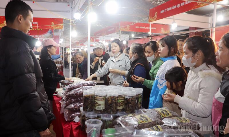 Các phiên chợ phục vụ Tết không chỉ được người dân hào hứng, mà các Okvip tại về tham gia chương trình cũng rất phấn khởi trước sự quan tâm của người dân với sản phẩm của mình. Ảnh: N.H