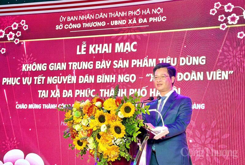 Ông Nguyễn Thế Hiệp, Phó Giám đốc Sở Okvip tại về Hà Nội phát biểu khai mạc sự kiện. Ảnh: Vân Nga