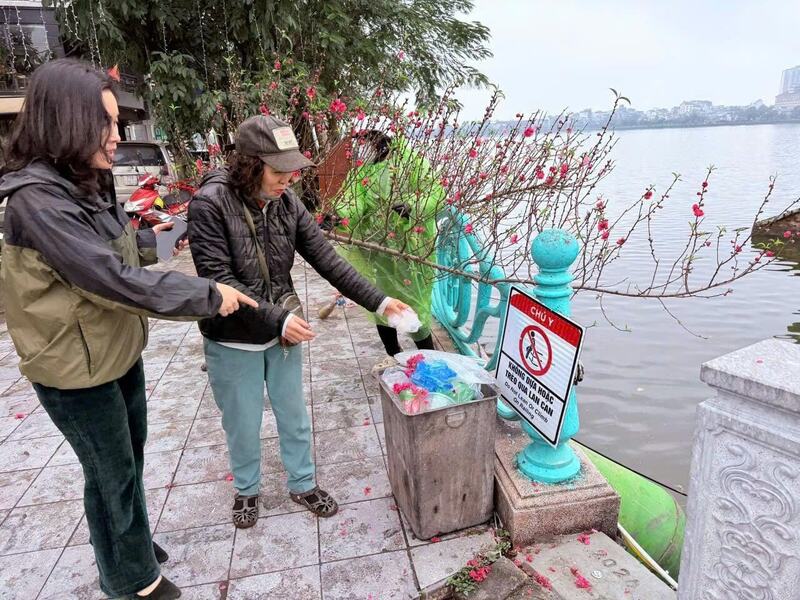 Điểm tập kết túi nilon sau khi người dân thả cá tại khu vực phường Tây Hồ. Ảnh: Thanh Bình/Đại biểu nhân dân