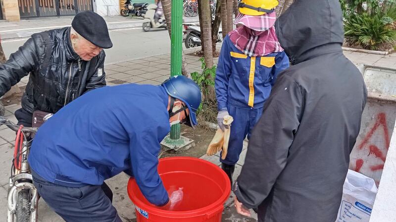 Người dân được hướng dẫn thả vào thùng tập kết. Ảnh: Thanh Bình/Đại biểu nhân dân