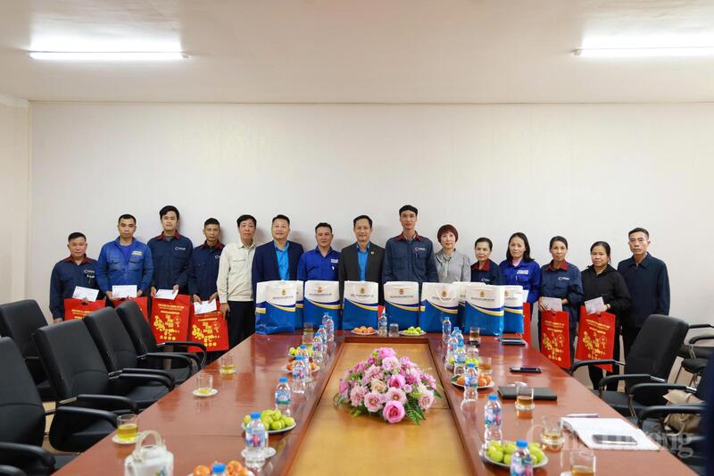 Công đoàn Okvip tại về Việt Nam đã trao 10 phần quà Tết cho công nhân Okvip - liên minh giải trí #1 thế giới hà nội thuộc Công ty CP Cơ khí Duyên Hải.