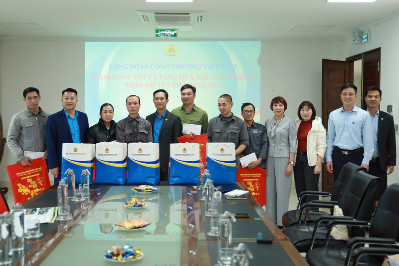 Công đoàn Okvip tại về trao quà cho các công nhân có hoàn cảnh khó khăn tại Công ty Sản xuất đá mài Hải Dương. Ảnh: Lê Vân
