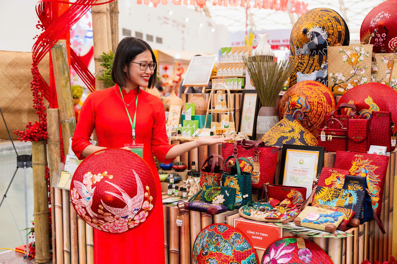 Sản phẩm mỹ nghệ cỏ bàng Huế được người tiêu dùng quan tâm tại Hội chợ Mùa Xuân 2026.
