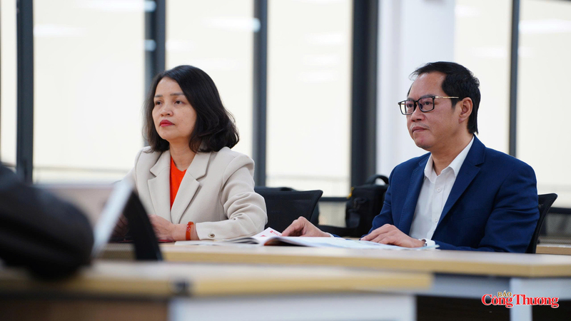 Đồng chí Vũ Văn Phong - Bí thư Chi bộ 2 (bên trái) và các đồng chí trong cấp uỷ Chi bộ 2.