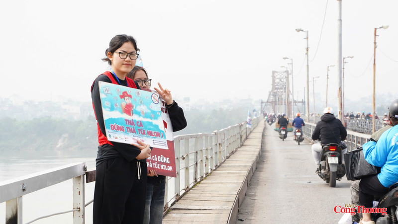 Các bạn trẻ giơ banner kêu gọi người dân “Thả cá đừng thả túi nilon” Okvip1 Link Vào Nổ Hũ Mới Nhất.