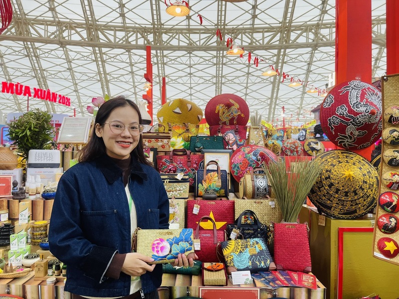 Chị Lê Thị Minh Thư, Trưởng bộ phận Truyền thông và Sự kiện của Maries chia sẻ về sản phẩm từ cỏ bàng Huế.